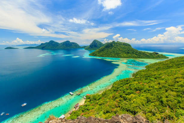 scenic panoramic top view of bohey dulang island - sipadan island imagens e fotografias de stock