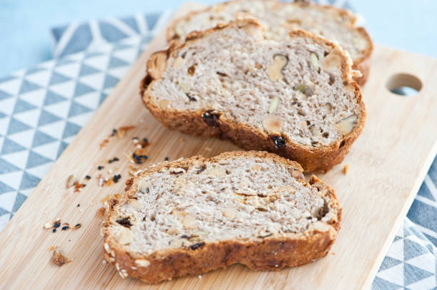 pain de grains entiers tranché - walnut bread photos et images de collection