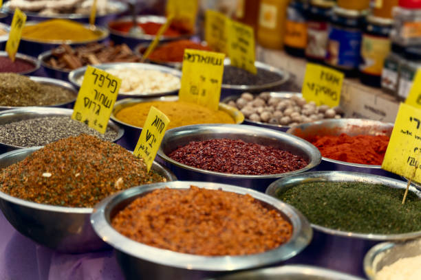 primo piano di un tavolo di diversi tipi di spezie in vendita - spice market israel israeli culture foto e immagini stock