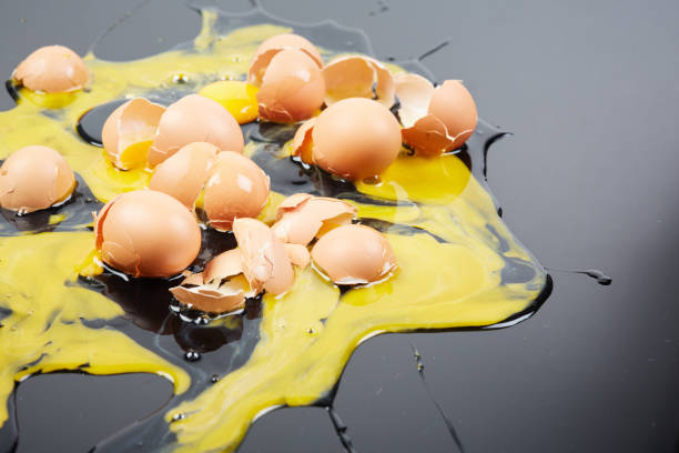 eca! uma dúzia de ovos esmagados messily no chão - yuck - fotografias e filmes do acervo