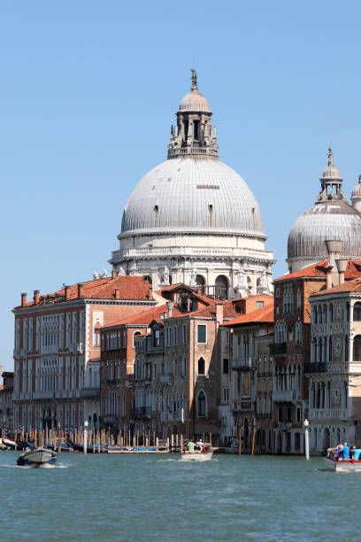 kopuła madonna della salute i łodzie w wenecji - madonna della salute zdjęcia i obrazy z banku zdjęć