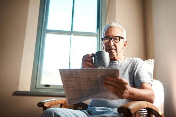 café y noticias son mis cosas favoritas en la mañana - newspaper glasses the media reading fotografías e imágenes de stock