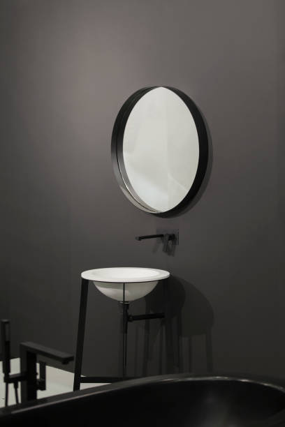 wolnostojąca czarna wanna, stylowa minimalistyczna czarno-biała łazienka na poddaszu. wanna, umywalka, lustro na ścianie - washstand zdjęcia i obrazy z banku zdjęć