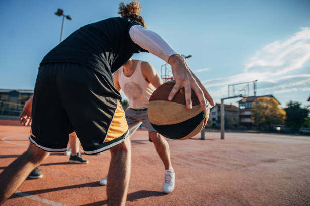 istock Streetball one on one 1168145352