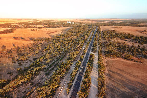 terra agricultural remota na região selvagem australiana - sul da austrália - fotografias e filmes do acervo