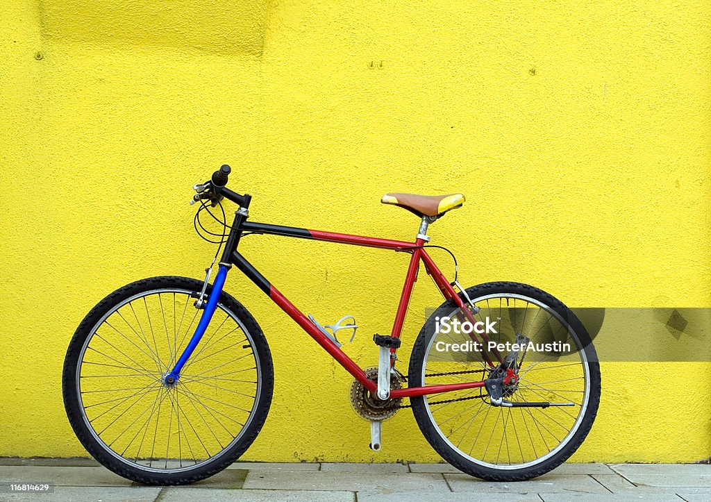 Vélo sur le mur - Photo de Bleu libre de droits