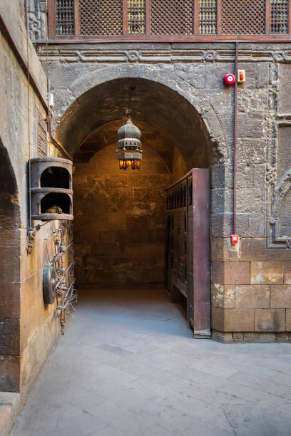 entrada ao pátio da casa histórica de gayer anderson, adjacente à mesquita de ahmad ibn tulun, o cairo, egipto - courtyard arch arabic style cairo - fotografias e filmes do acervo