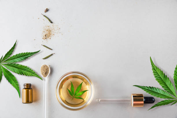 glass green bottle and pipette with cbd oil and cannabis leaf on background. minimal concept. flat lay. - narcotic medicine pill insomnia imagens e fotografias de stock