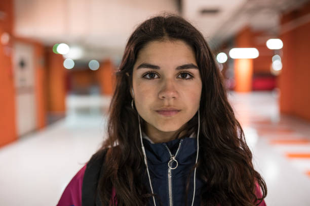 jeune fille fraîche écoutant la musique avec des écouteurs à l'intérieur - city life audio photos et images de collection