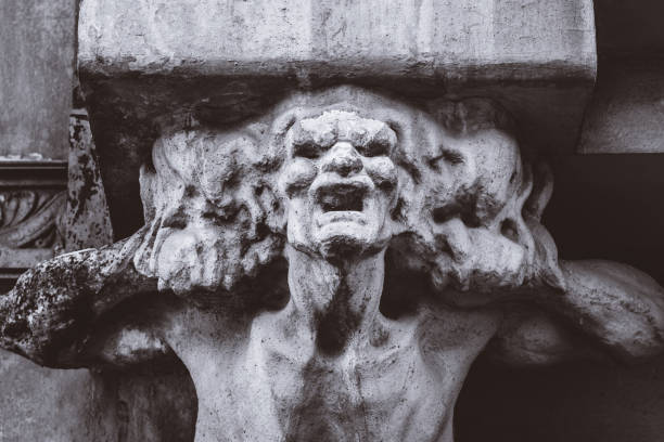 busto de hormigón de una mujer terrible en la fachada de una casa vieja - demon statue ancient architecture fotografías e imágenes de stock