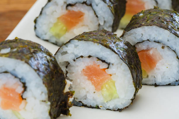 sushi na białym talerzu. - main course salmon meal course zdjęcia i obrazy z banku zdjęć