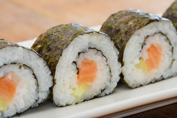 philadelphia sushi white plate. - main course salmon meal course zdjęcia i obrazy z banku zdjęć
