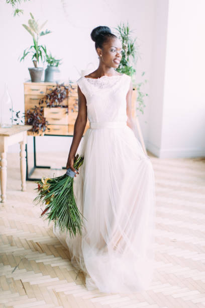 スタジオで熱帯の花束と美しいアフリカ系アメリカ人の花嫁 - wedding african descent american culture bride ストックフォトと画像