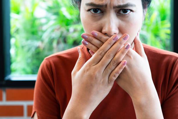 mulher com boca má da coberta de respiração, conceito do halitose - nasal cavity - fotografias e filmes do acervo