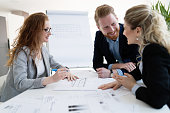 team-von-architekten-die-gemeinsam-an-projekt-arbeiten.jpg?b=1&s=170x170&k=20&c=6PaGcnXHu_OrNuTWAcUHp1XsibqISjFcc7MLkeFLJhY=