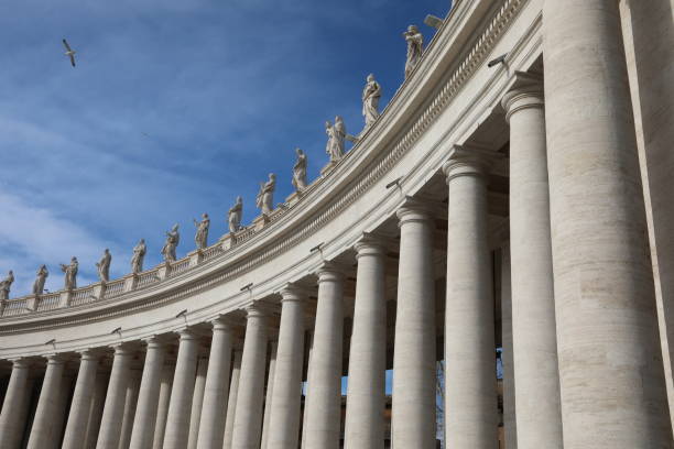 колоннада архитектора бернини на площади святого петра в ватикане - colonnade стоковые фото и изображения