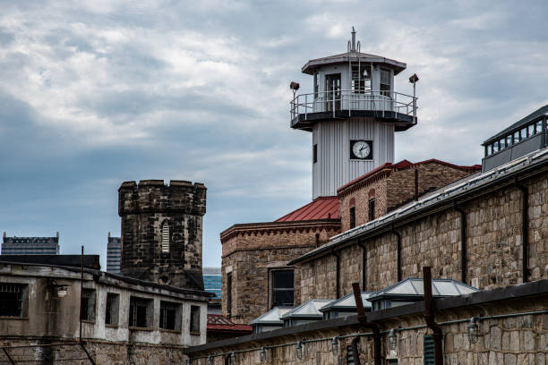 torre de vigilancia de una penitenciaría antes de una tormenta - reclusion fotografías e imágenes de stock