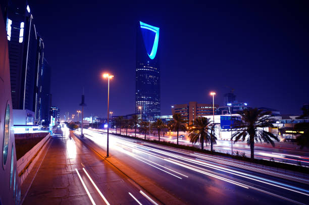 дорога саудовская аравия-рияд-король фахад ночью-7 - saudi arabia стоковые фото и изображения