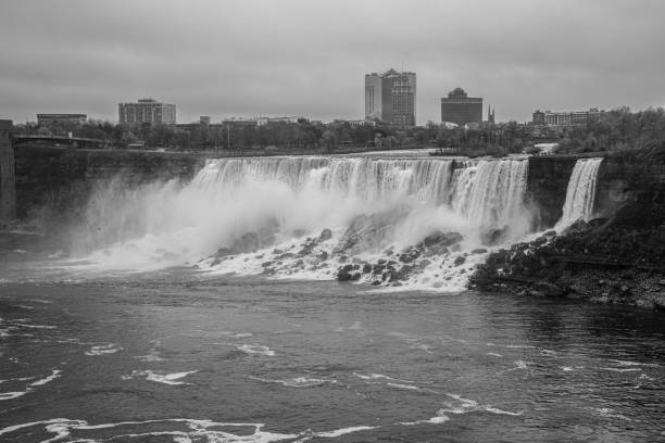 свадебная вуаль водопад в ниагаре падает с канадской стороны - bridal veil falls niagara стоковые фото и изображения
