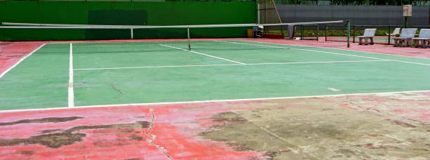 istock Old  tennis court 1168214521