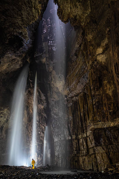 caver au bout de la ligne à gaping gill - yorkshire dales photos et images de collection