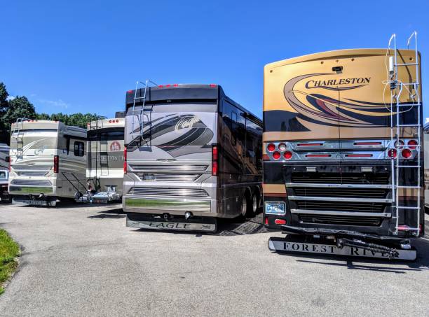 viele große wohnmobile - winnebago stock-fotos und bilder