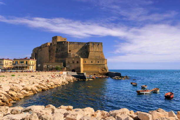 castel dell'ovo egg castle eine mittelalterliche festung in der bucht von neapel, italien. - naples stock-fotos und bilder