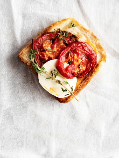 bruschetta und kleine sandwiches, bruschetta mit tomaten, crostini,,snack oder vorspeise - bread cheese bruschetta canape stock-fotos und bilder