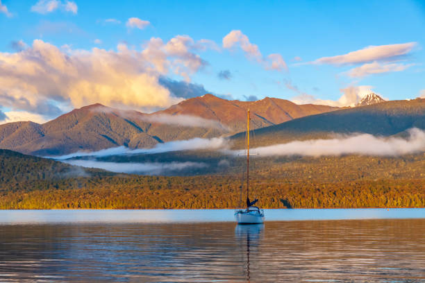 sonnenaufgang am lake te anau, fjordland national park, neuseeland, - te anau stock-fotos und bilder