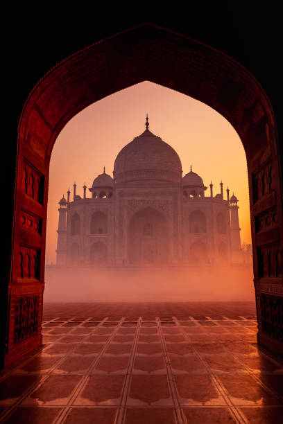 taj mahal at sunrise - agra imagens e fotografias de stock