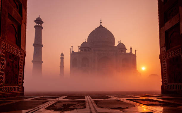 taj mahal au lever du soleil - taj mahal photos et images de collection