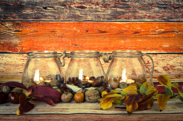 осенняя концепция с горящими свечами - fire thanksgiving leaf burning стоковые фото и изображения
