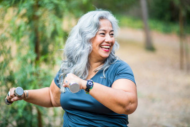 mature mexican woman working out - halterofilismo imagens e fotografias de stock