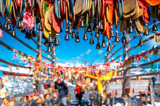 amulets or key chain in the shangri-la is a county-level city in northwestern yunnan, chinese - província de yunnan imagens e fotografias de stock