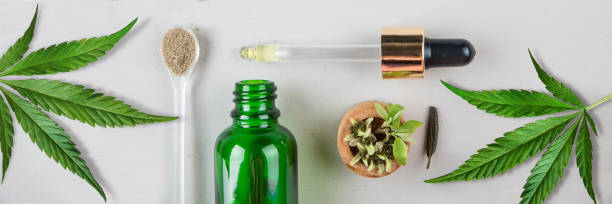 glass green bottle and pipette with cbd oil and cannabis leaf on background. minimal concept. flat lay. - narcotic medicine pill insomnia imagens e fotografias de stock