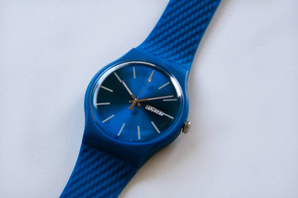 montre suisse bleue avec la courroie en caoutchouc se ferment vers le haut du fond blanc - clock nobody decoration minute hand photos et images de collection