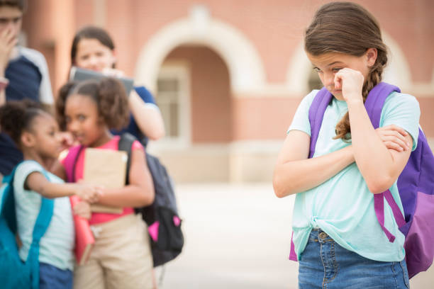 la niña de edad primaria fue acosada en la escuela. - haciendo burla fotografías e imágenes de stock