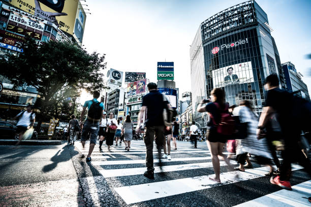 tokyo shibuya leben - crosswalk crowd activity long exposure stock-fotos und bilder