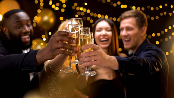 allegri amici multirazziali che sbattono bicchieri di champagne, evento aziendale, divertimento - champagne celebration glass black foto e immagini stock