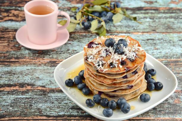 Crêpes de noix de coco sans gluten aux bleuets sans gluten au sirop d'érable - Photo