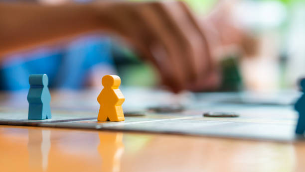 figire colorido da parte do jogador na tabela do café do jogo de placa - leisure games dice indoors table - fotografias e filmes do acervo