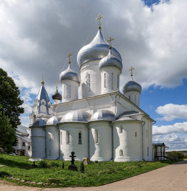 torres blancas del famoso monasterio ortodoxo nikitsky bajo el cielo azul nublado en verano - plescheevo fotografías e imágenes de stock