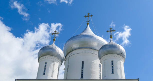 torri bianche del famoso monastero ortodosso nikitsky sotto il cielo nuvoloso blu in estate - plescheevo foto e immagini stock