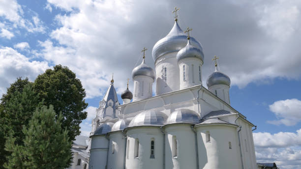torres brancas do monastério ortodoxo famoso de nikitsky o céu nebuloso azul no verão - plescheevo - fotografias e filmes do acervo