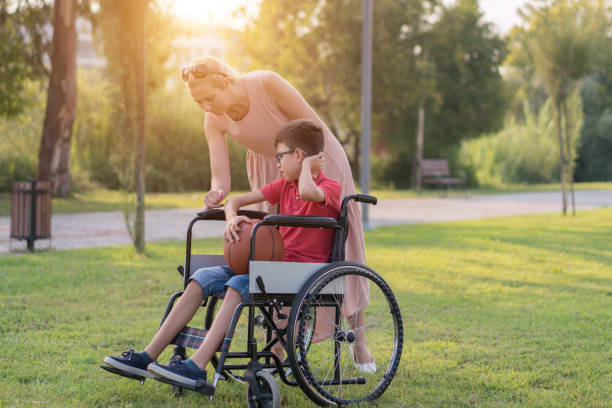 공원에서 장애인 아들과 함께 걷는 어머니 - basketball teenager nature outdoors 뉴스 사진 이미지