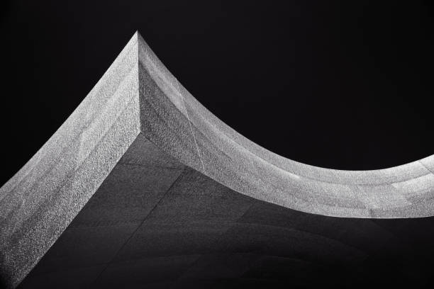 resumen arquitectónico, en el pico de la curva, blanco negro - forma geométrica fotos fotografías e imágenes de stock