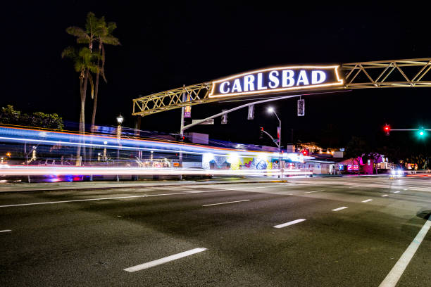 ダウンタウン カールスバッド ウェルカム サイン - night downtown district north america san diego california ストックフォトと画像