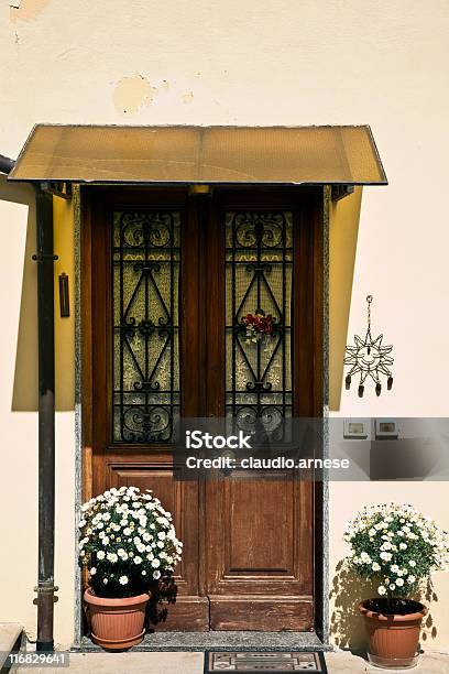 Porta - Fotografie stock e altre immagini di Argyranthemum frutescens - Argyranthemum frutescens, Campanello, Composizione verticale