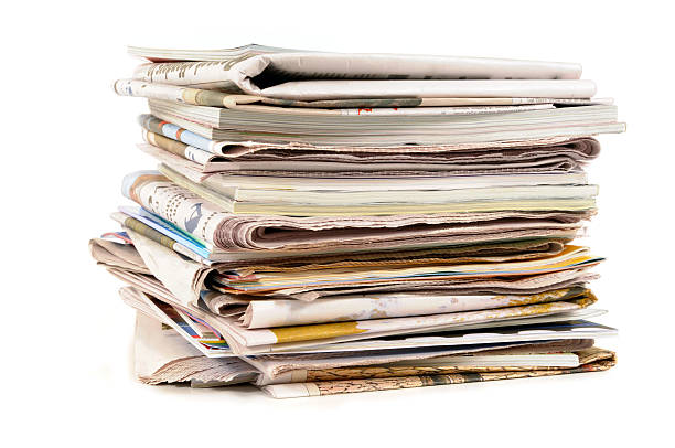 pile de vieux journaux et de magazines - recycling paper garbage newspaper photos et images de collection