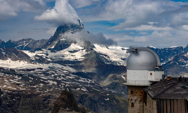 mattherhorn con attacchi nuvolosi - pinnacle foto e immagini stock